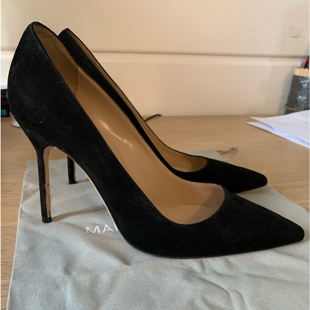 Manolo Blahnik 4” black suede pumps